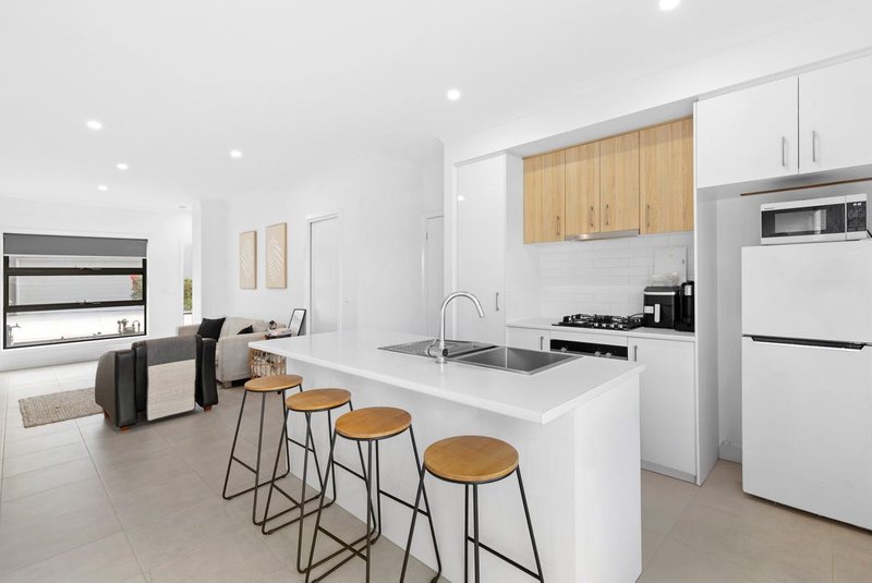 Photo - 44 Kimzy Circuit, Werribee VIC 3030 - Image 4