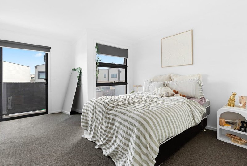 Photo - 44 Kimzy Circuit, Werribee VIC 3030 - Image 5