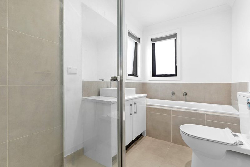 Photo - 44 Kimzy Circuit, Werribee VIC 3030 - Image 8