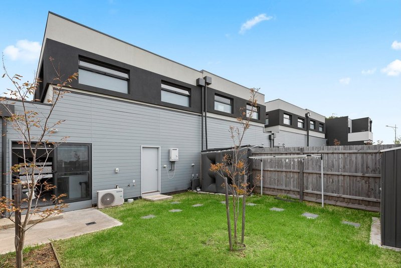 Photo - 44 Kimzy Circuit, Werribee VIC 3030 - Image 10