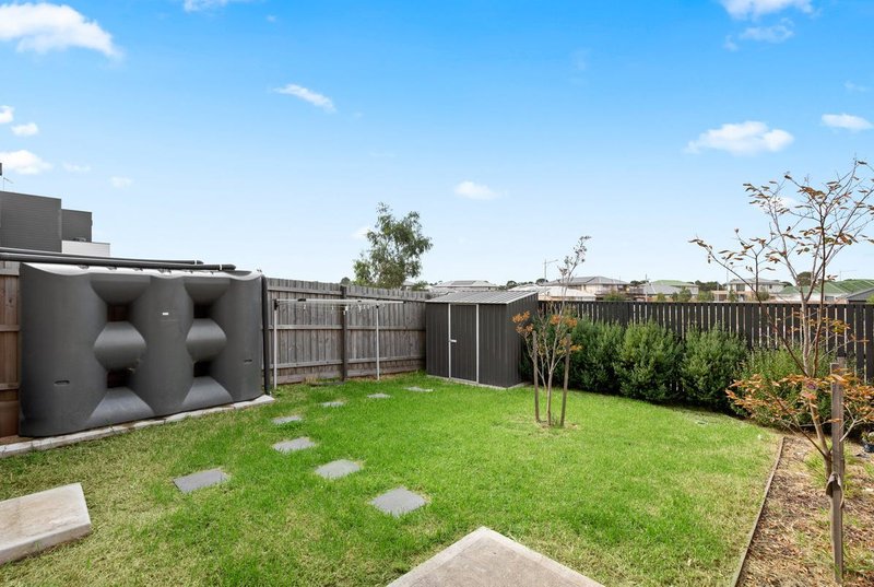 Photo - 44 Kimzy Circuit, Werribee VIC 3030 - Image 11