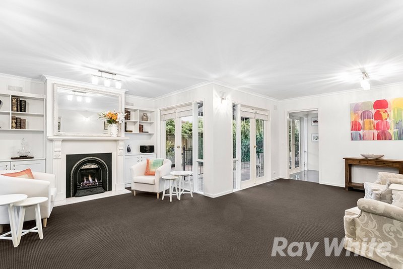 Photo - 44 King Arthur Drive, Glen Waverley VIC 3150 - Image 2