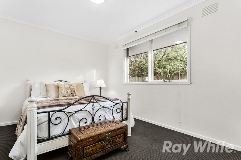 Photo - 44 King Arthur Drive, Glen Waverley VIC 3150 - Image 6