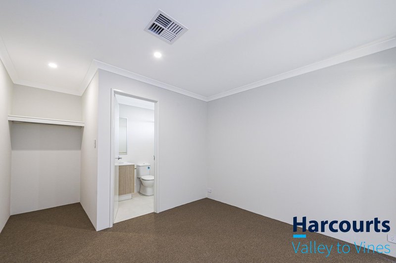 Photo - 44 Lucerne Circuit, Champion Lakes WA 6111 - Image 3