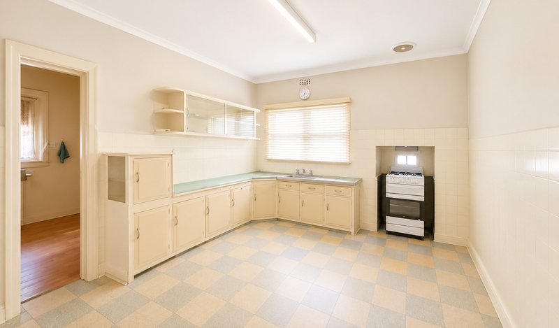 Photo - 44 Mambourin Street, Werribee VIC 3030 - Image 2