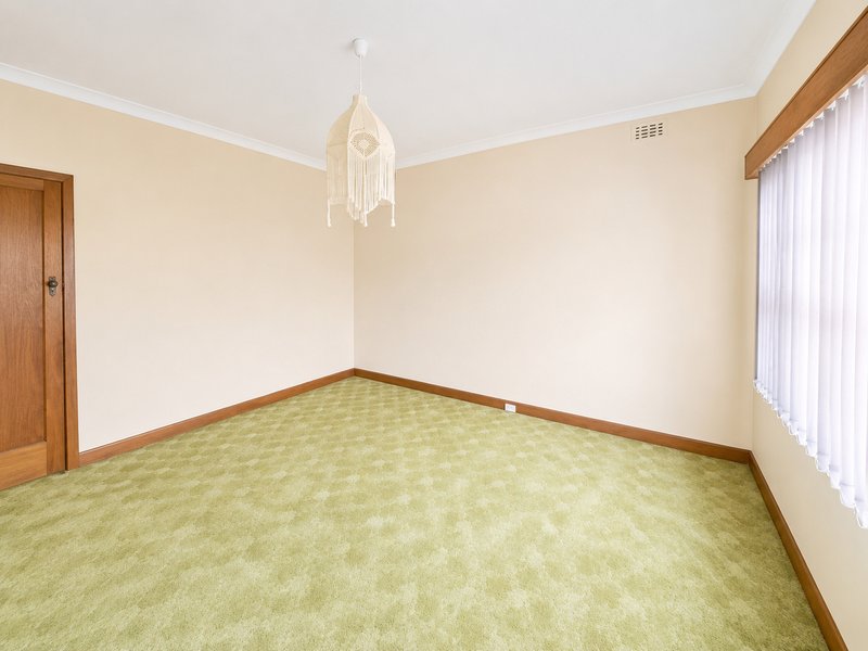 Photo - 44 Mambourin Street, Werribee VIC 3030 - Image 4