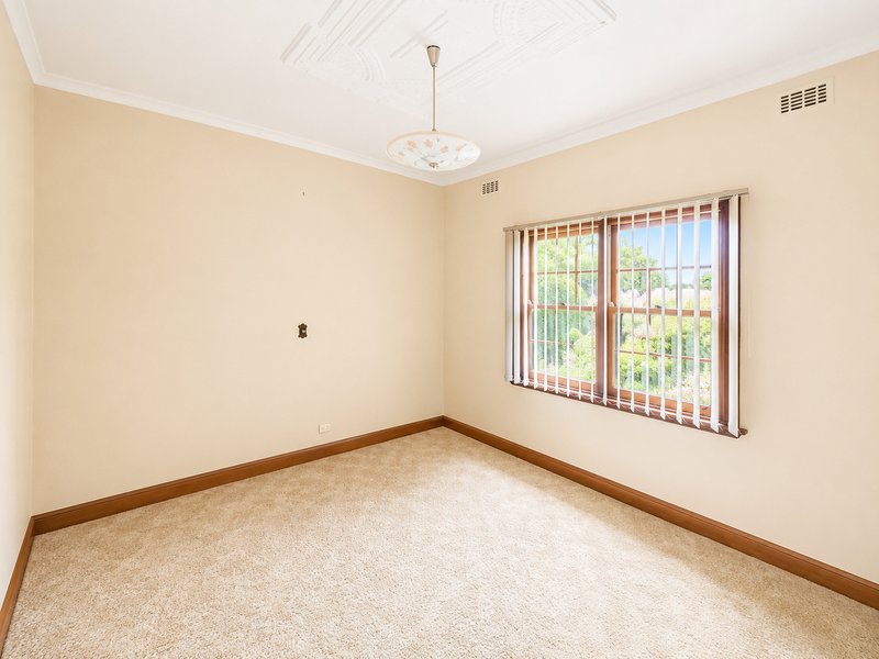 Photo - 44 Mambourin Street, Werribee VIC 3030 - Image 7