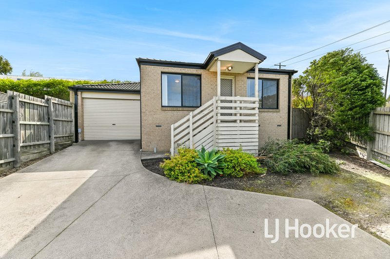 Photo - 4/4 Mcclenaghan Place, Pakenham VIC 3810 - Image 2