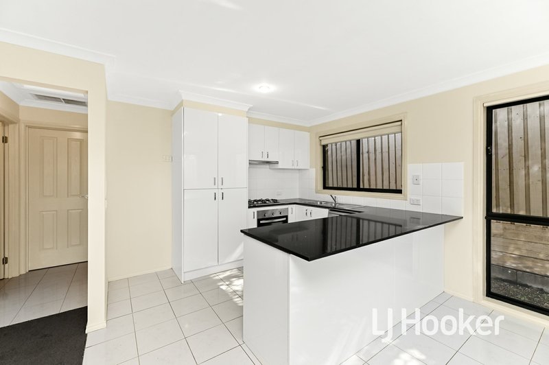 Photo - 4/4 Mcclenaghan Place, Pakenham VIC 3810 - Image 4