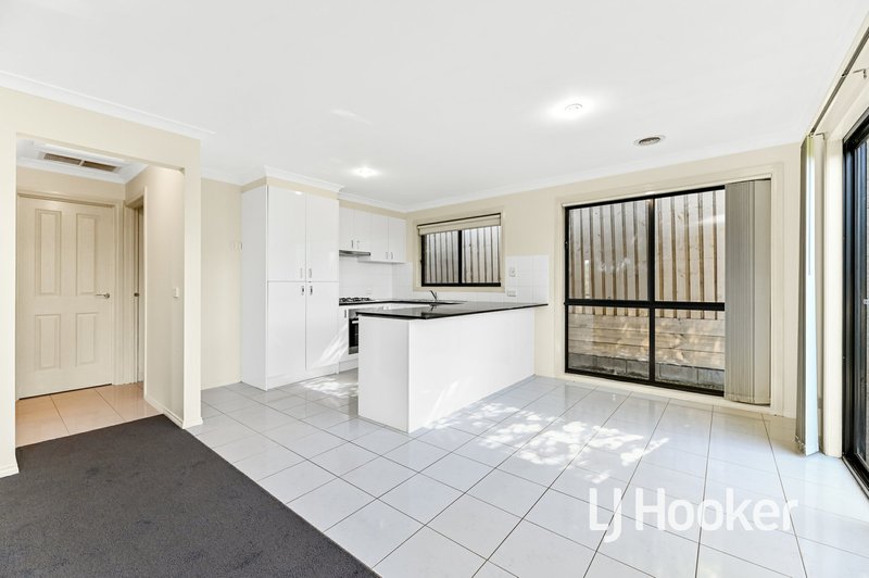 Photo - 4/4 Mcclenaghan Place, Pakenham VIC 3810 - Image 5