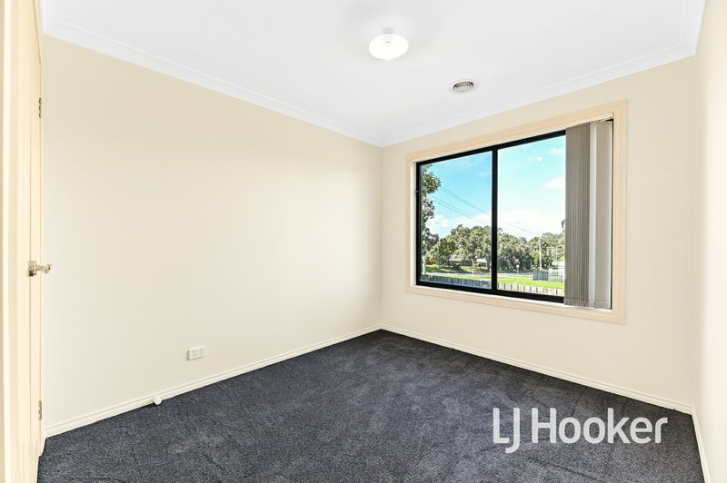 Photo - 4/4 Mcclenaghan Place, Pakenham VIC 3810 - Image 9