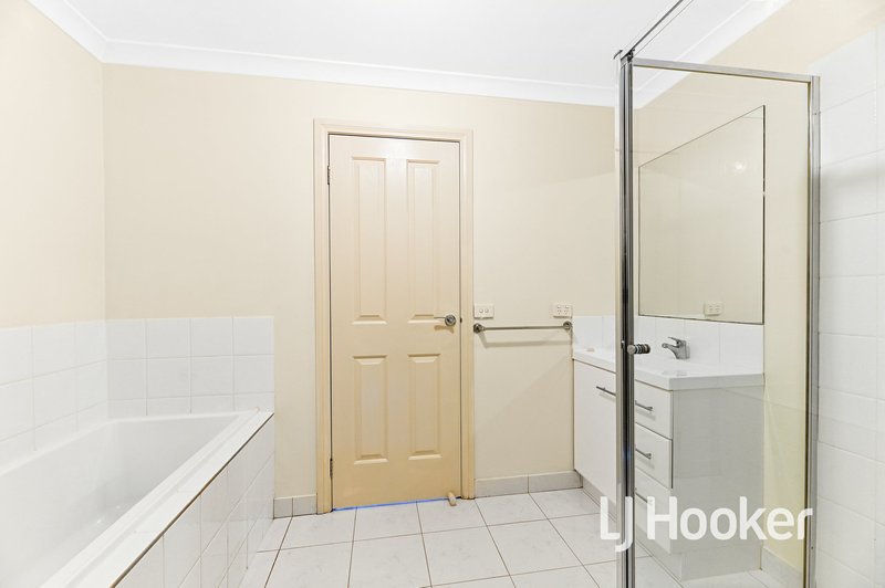 Photo - 4/4 Mcclenaghan Place, Pakenham VIC 3810 - Image 12