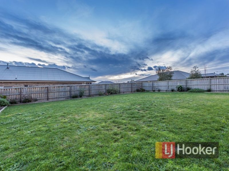 Photo - 44 Mcgarvie Crescent, Pakenham VIC 3810 - Image 4