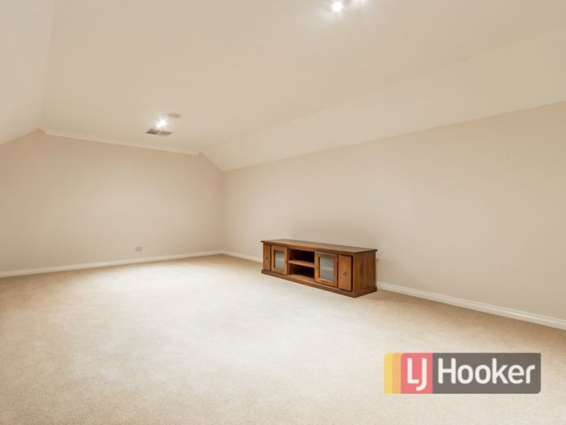 Photo - 44 Mcgarvie Crescent, Pakenham VIC 3810 - Image 11