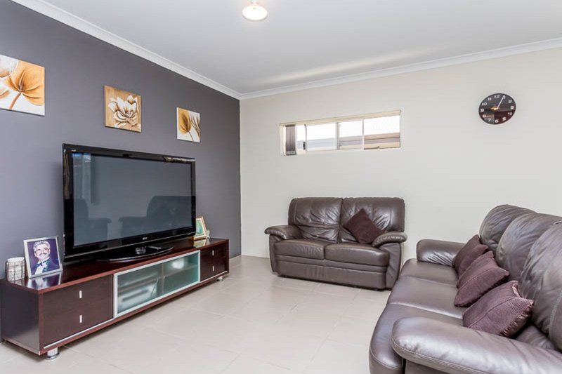 Photo - 44 Raeside Drive, Landsdale WA 6065 - Image 5