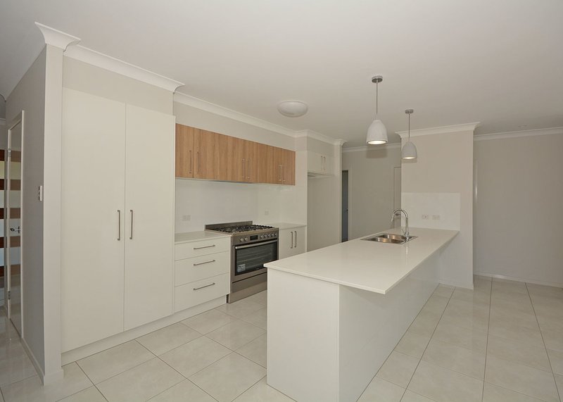 Photo - 44 Ronaldo Way, Urangan QLD 4655 - Image 3