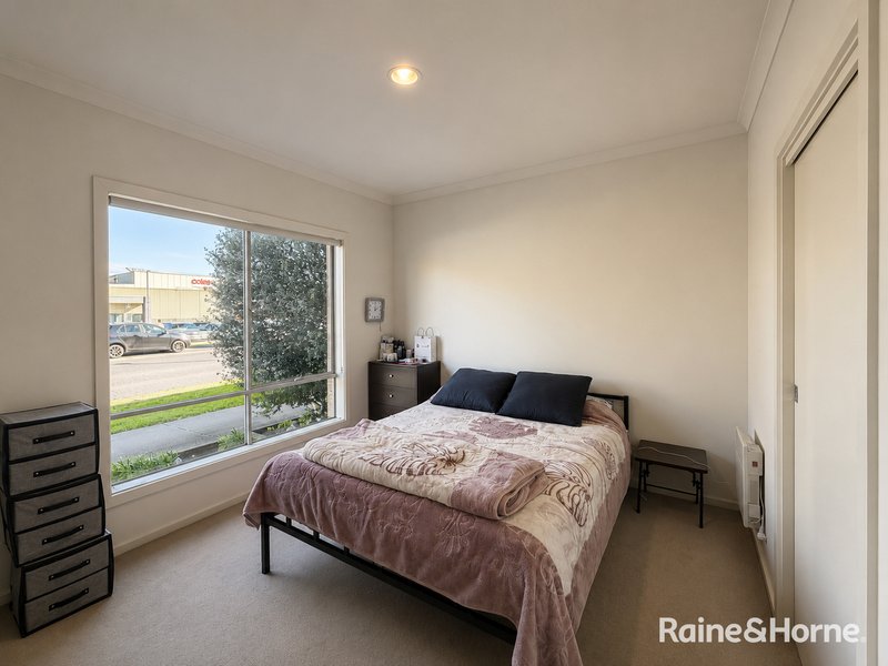 Photo - 44 Sahi Crescent, Roxburgh Park VIC 3064 - Image 5