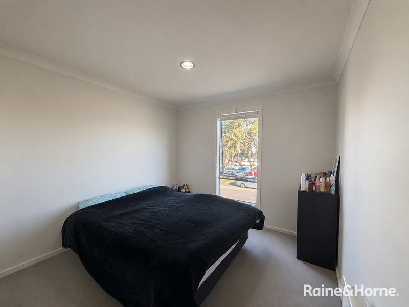 Photo - 44 Sahi Crescent, Roxburgh Park VIC 3064 - Image 6