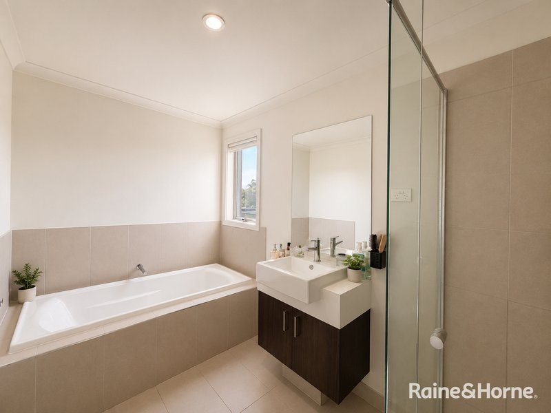 Photo - 44 Sahi Crescent, Roxburgh Park VIC 3064 - Image 9