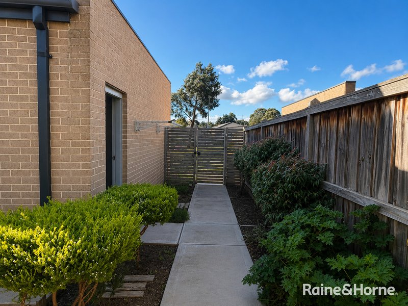 Photo - 44 Sahi Crescent, Roxburgh Park VIC 3064 - Image 12
