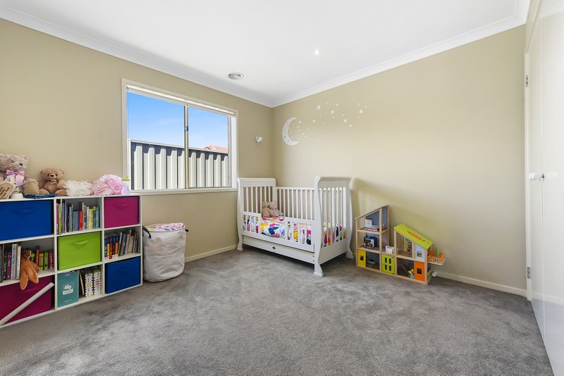 Photo - 44 Thurvaston Crescent, Cranbourne East VIC 3977 - Image 4