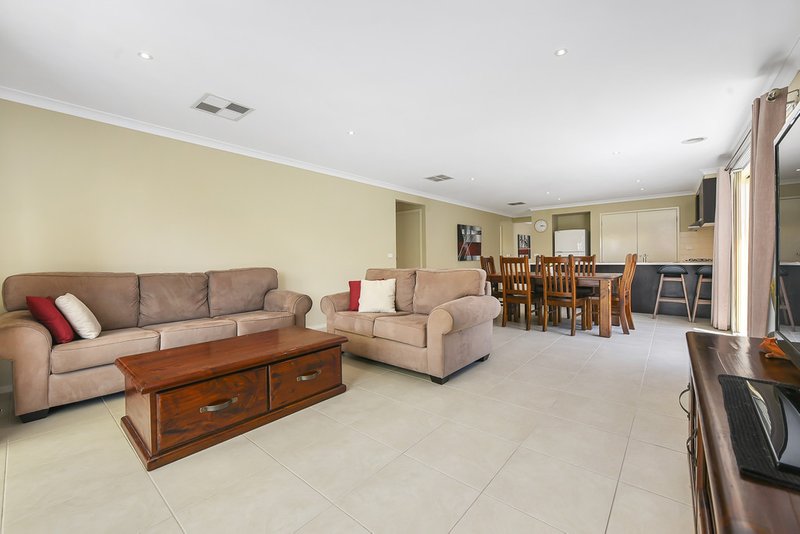 Photo - 44 Thurvaston Crescent, Cranbourne East VIC 3977 - Image 11