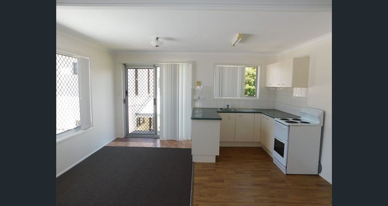 Photo - 4/4 Warde Street, Scarborough QLD 4020 - Image 2