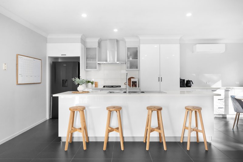 Photo - 44 Wattlewoods Place, Carrum Downs VIC 3201 - Image 3