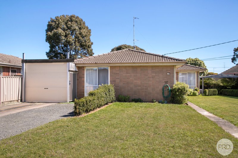 Photo - 44 Willow Grove, Wendouree VIC 3355 - Image 2