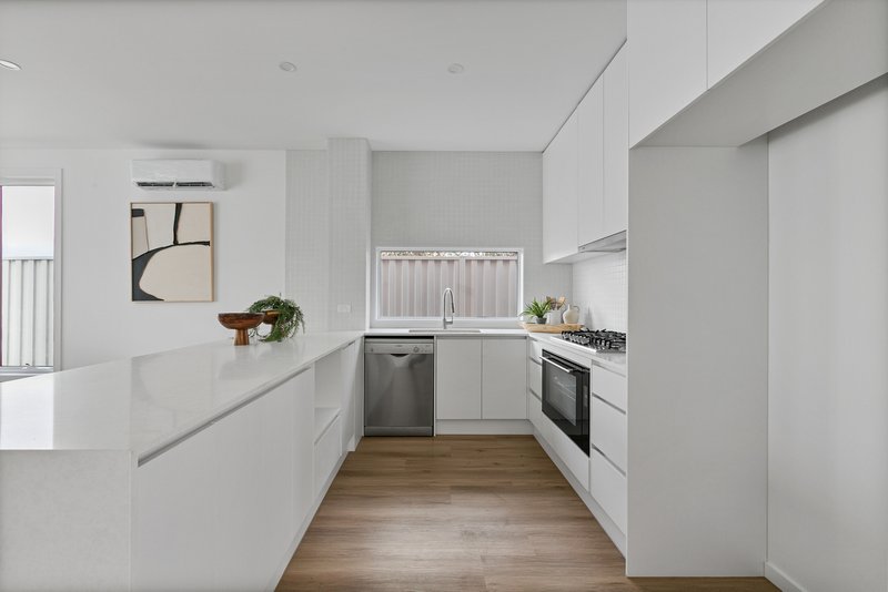 Photo - 4/43 Dumbarton Street, Reservoir VIC 3073 - Image 5