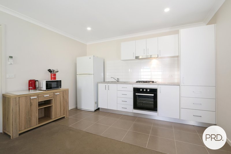 Photo - 44B Royce Crescent, Lavington NSW 2641 - Image 2