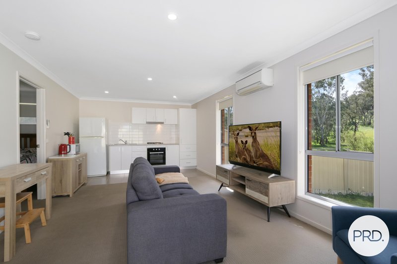Photo - 44B Royce Crescent, Lavington NSW 2641 - Image 3