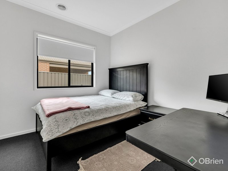 Photo - 45 Abbeygate Drive, Werribee VIC 3030 - Image 6