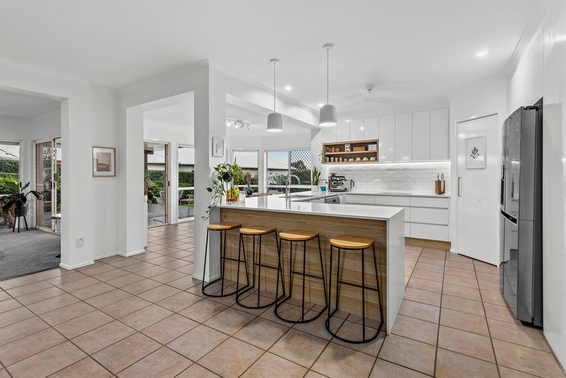 Photo - 45 Alba Place, Bridgeman Downs QLD 4035 - Image 5
