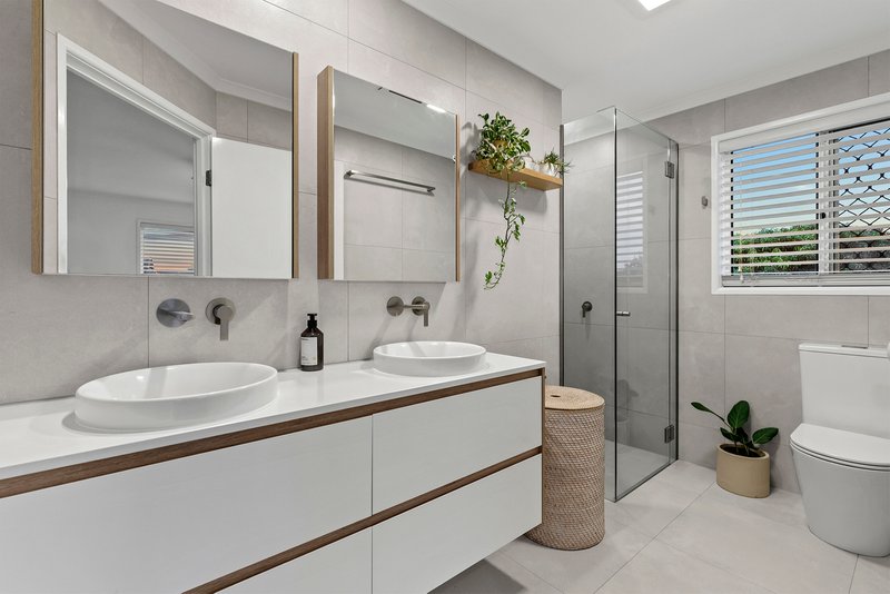 Photo - 45 Alba Place, Bridgeman Downs QLD 4035 - Image 11