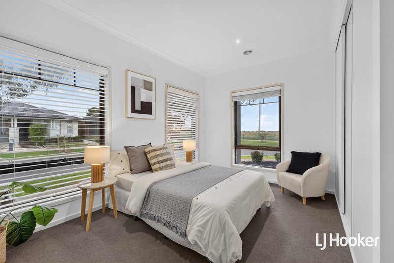 Photo - 45 Beachside Crescent, Point Cook VIC 3030 - Image 2