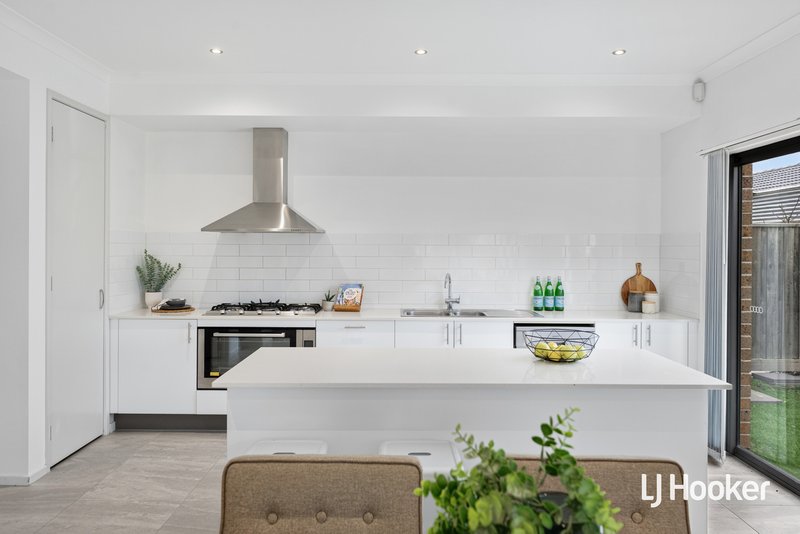 Photo - 45 Beachside Crescent, Point Cook VIC 3030 - Image 4