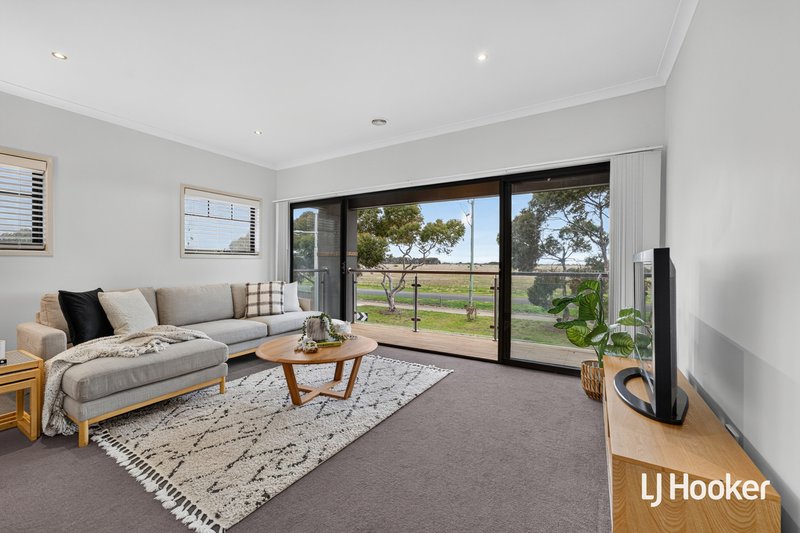 Photo - 45 Beachside Crescent, Point Cook VIC 3030 - Image 10