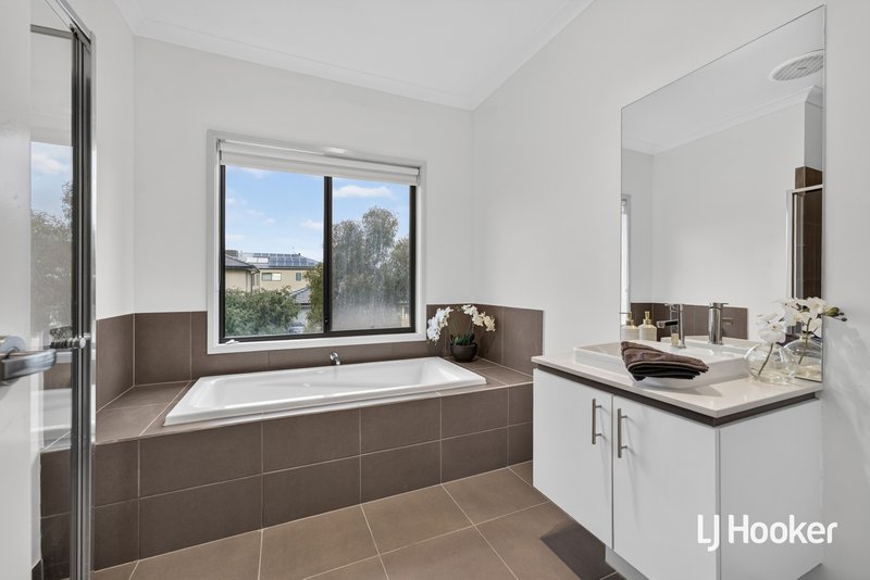 Photo - 45 Beachside Crescent, Point Cook VIC 3030 - Image 12
