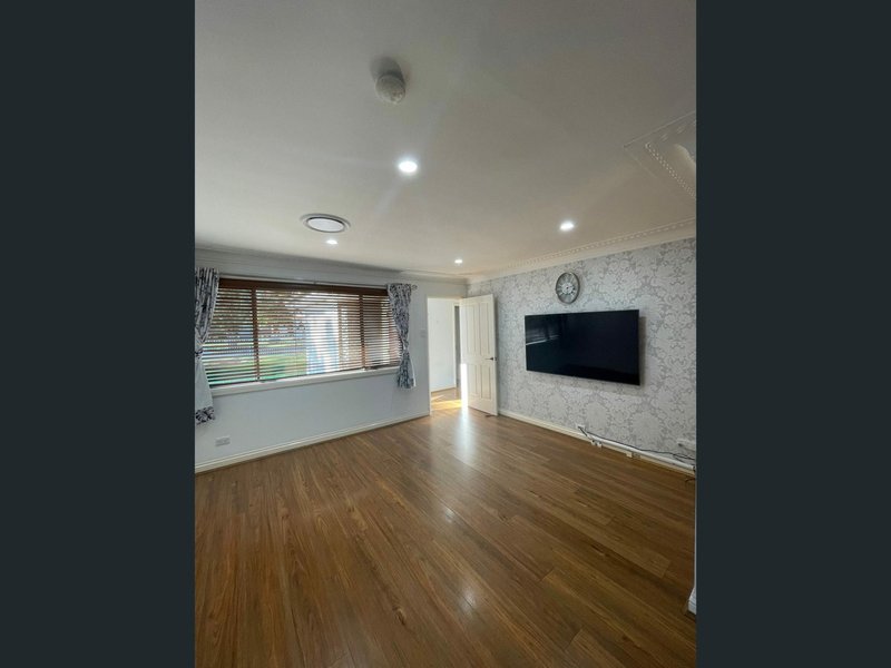 Photo - 45 Bingara Road, Macquarie Fields NSW 2564 - Image 2