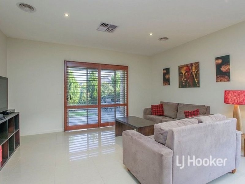 Photo - 45 Brownlow Drive, Point Cook VIC 3030 - Image 4