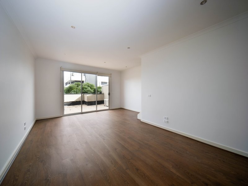 Photo - 45 Clarendon Avenue, Craigieburn VIC 3064 - Image 2