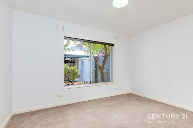 Photo - 4/5 Doherty Road, Coolbellup WA 6163 - Image 11