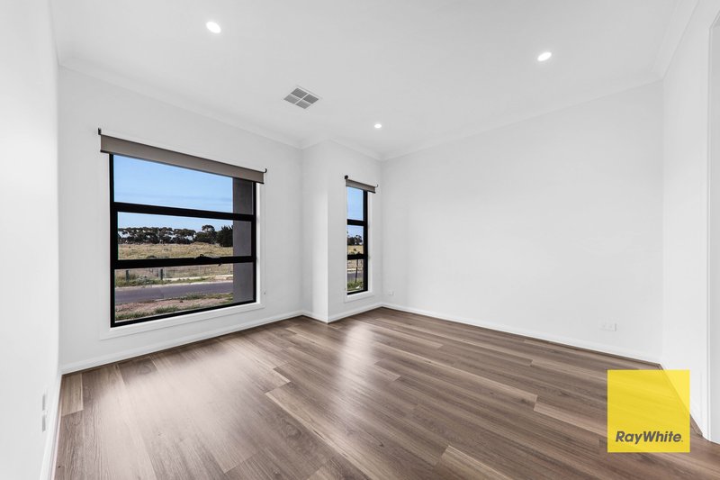 Photo - 45 Flag Boulevard, Tarneit VIC 3029 - Image 4