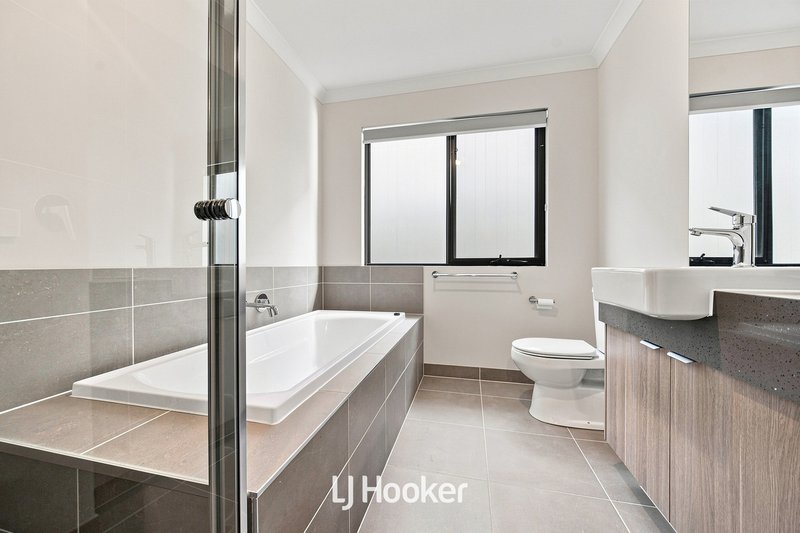 Photo - 45 Guisard Way, Clyde North VIC 3978 - Image 11