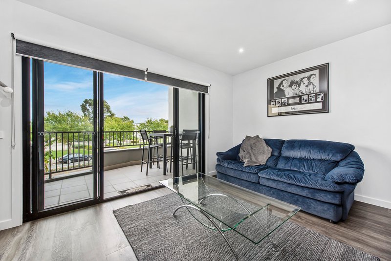 Photo - 45 Lakeside Boulevard, Pakenham VIC 3810 - Image 5