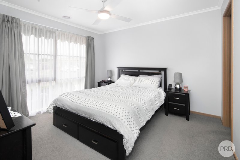 Photo - 45 Langstaffe Drive, Wendouree VIC 3355 - Image 5