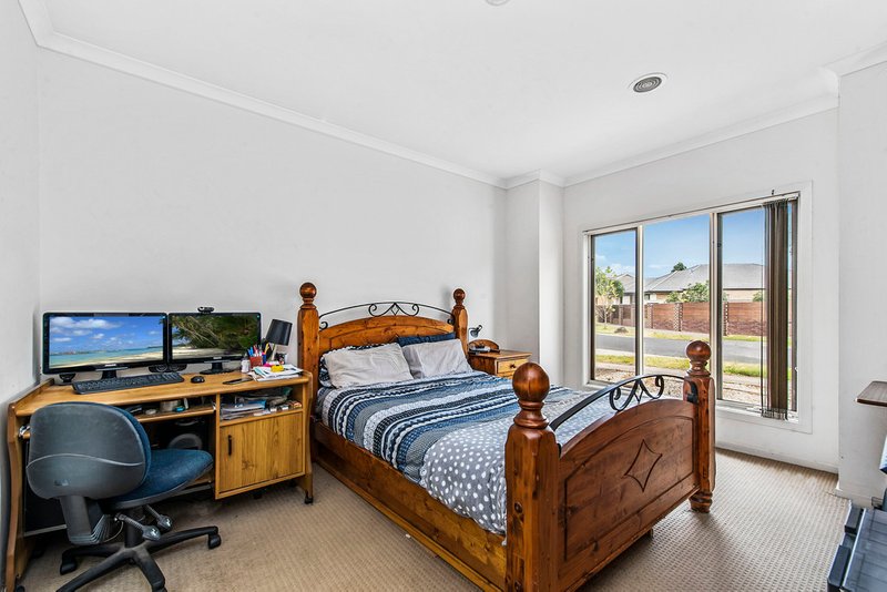 Photo - 45 Lawson Way, Caroline Springs VIC 3023 - Image 7