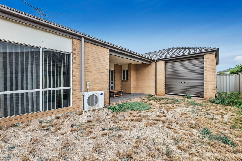 Photo - 45 Lawson Way, Caroline Springs VIC 3023 - Image 10