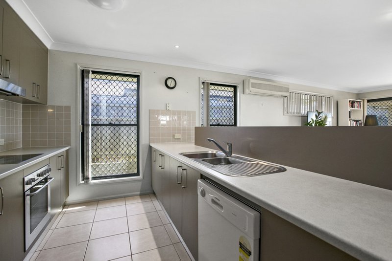 Photo - 45 Lexey Crescent, Wakerley QLD 4154 - Image 9